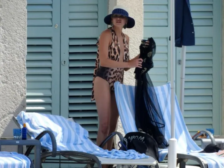 AMERIČKA REALITY ZVIJEZDA NA HVARU S KOLEGICOM: Cure odmaraju obline na ležaljci, a prolaznici uzdi&scaron;u