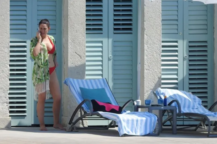 AMERIČKA REALITY ZVIJEZDA NA HVARU S KOLEGICOM: Cure odmaraju obline na ležaljci, a prolaznici uzdi&scaron;u