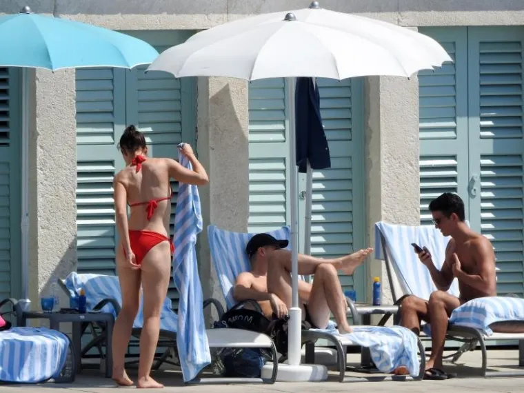 AMERIČKA REALITY ZVIJEZDA NA HVARU S KOLEGICOM: Cure odmaraju obline na ležaljci, a prolaznici uzdi&scaron;u