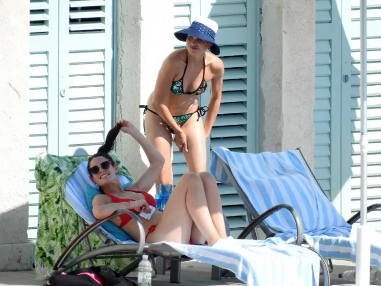 AMERIČKA REALITY ZVIJEZDA NA HVARU S KOLEGICOM: Cure odmaraju obline na ležaljci, a prolaznici uzdi&scaron;u