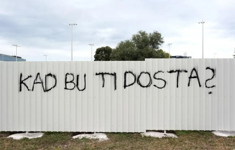 U Sopotu, na križanju Avenije Dubrovnik i ulice Većeslava Holjevca, na ogradi ograđenog dijela gdje se treba izgraditi poslovna zgrada napisane su pogrdne poruke upućene gradonačelniku grada Zagreba Milanu Bandiću.