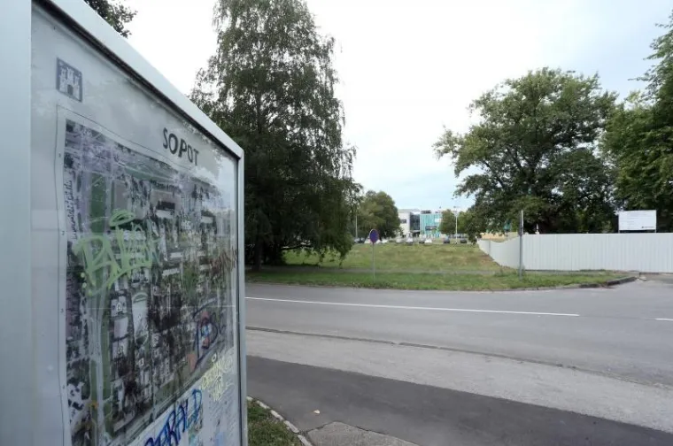 'BANDIĆU GO***, KAD BU TI DOSTA?' Na ogradi budućeg gradilišta osvanule pogrdne poruke za zagrebačkog gradonačelnika