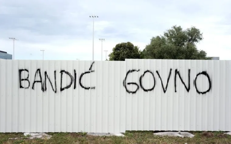 'BANDIĆU GO***, KAD BU TI DOSTA?' Na ogradi budućeg gradilišta osvanule pogrdne poruke za zagrebačkog gradonačelnika