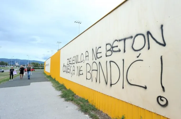 'BANDIĆU GO***, KAD BU TI DOSTA?' Na ogradi budućeg gradilišta osvanule pogrdne poruke za zagrebačkog gradonačelnika