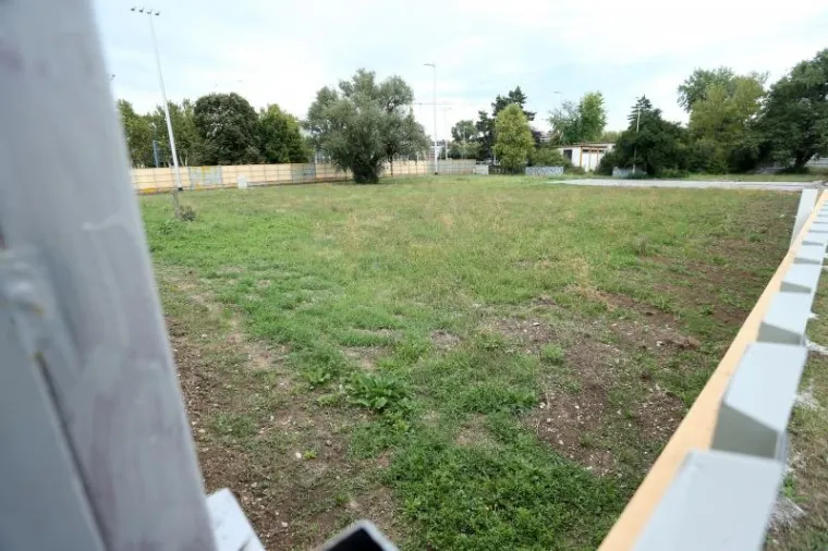 'BANDIĆU GO***, KAD BU TI DOSTA?' Na ogradi budućeg gradilišta osvanule pogrdne poruke za zagrebačkog gradonačelnika