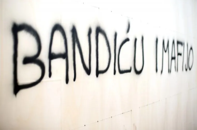 'BANDIĆU GO***, KAD BU TI DOSTA?' Na ogradi budućeg gradilišta osvanule pogrdne poruke za zagrebačkog gradonačelnika