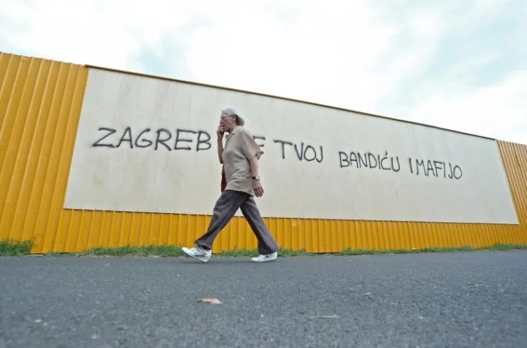 'BANDIĆU GO***, KAD BU TI DOSTA?' Na ogradi budućeg gradili&scaron;ta osvanule pogrdne poruke za zagrebačkog gradonačelnika