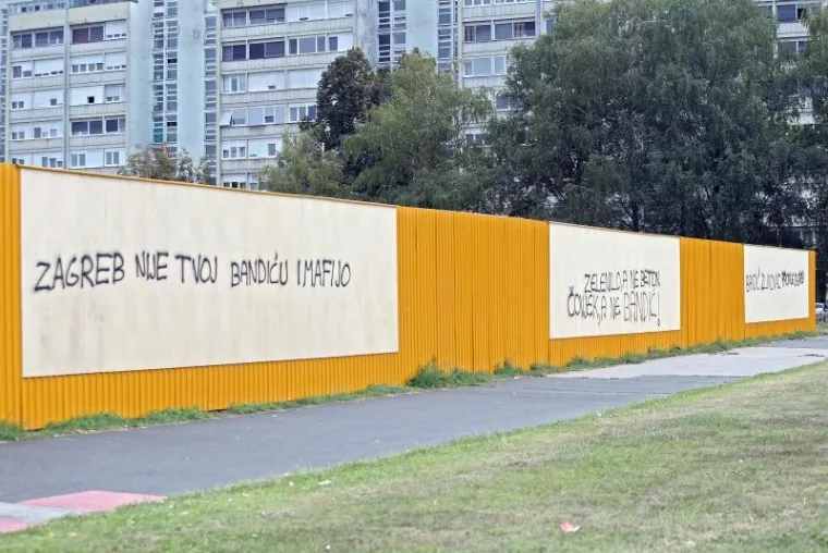 'BANDIĆU GO***, KAD BU TI DOSTA?' Na ogradi budućeg gradili&scaron;ta osvanule pogrdne poruke za zagrebačkog gradonačelnika