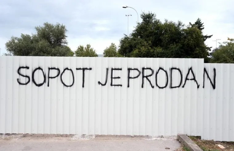 'BANDIĆU GO***, KAD BU TI DOSTA?' Na ogradi budućeg gradili&scaron;ta osvanule pogrdne poruke za zagrebačkog gradonačelnika