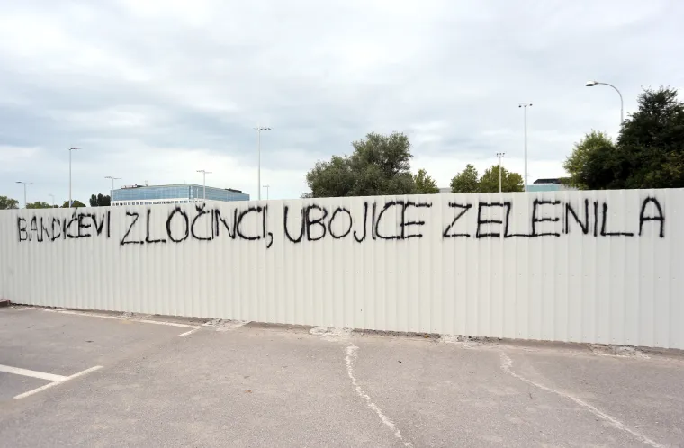 Na ogradi budućeg gradilišta poslovne zgrade osvanule poruke upućene zagrebačkom gradonačelniku