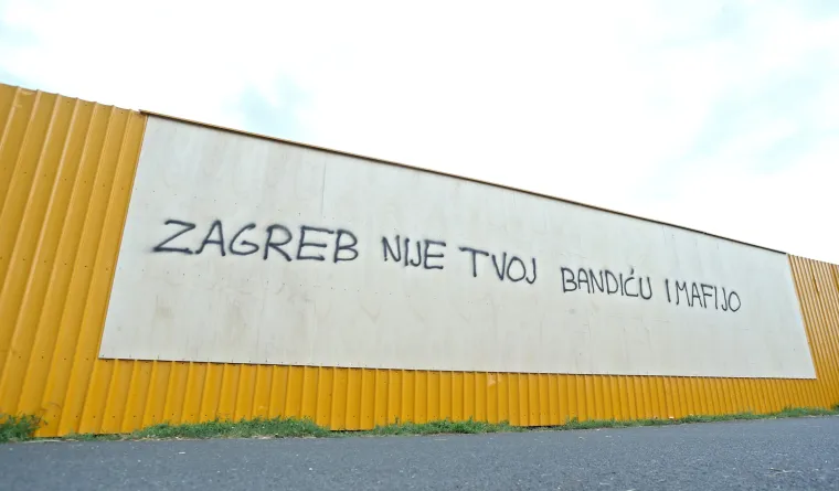 Na ogradi budućeg gradilišta poslovne zgrade osvanule poruke upućene zagrebačkom gradonačelniku