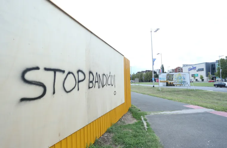 Na ogradi budućeg gradilišta poslovne zgrade osvanule poruke upućene zagrebačkom gradonačelniku