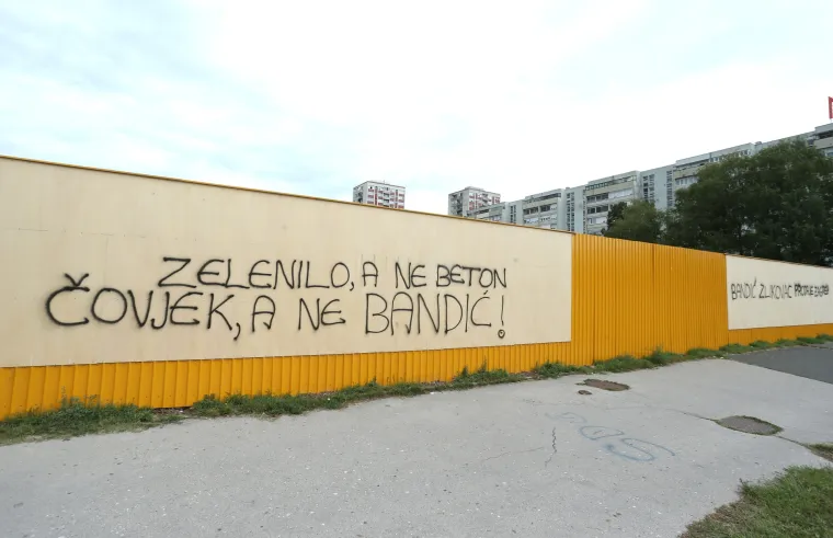 Na ogradi budućeg gradilišta poslovne zgrade osvanule poruke upućene zagrebačkom gradonačelniku