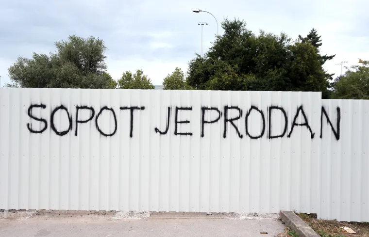 Na ogradi budućeg gradilišta poslovne zgrade osvanule poruke upućene zagrebačkom gradonačelniku
