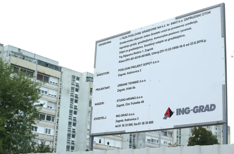 Na ogradi budućeg gradilišta poslovne zgrade osvanule poruke upućene zagrebačkom gradonačelniku