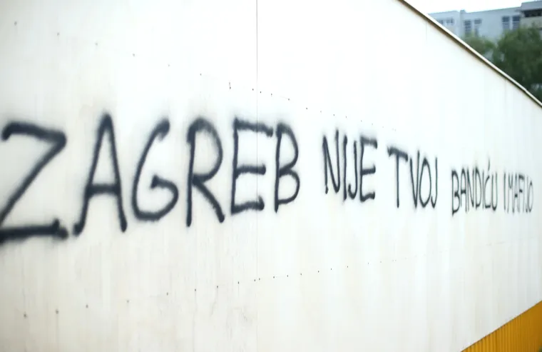 Na ogradi budućeg gradili&scaron;ta poslovne zgrade osvanule poruke upućene zagrebačkom gradonačelniku