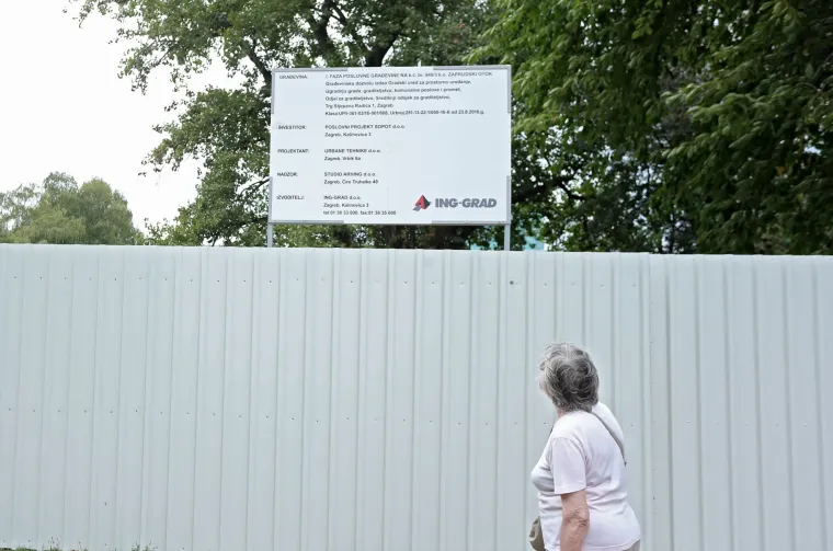 Na ogradi budućeg gradili&scaron;ta poslovne zgrade osvanule poruke upućene zagrebačkom gradonačelniku