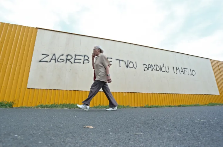 Na ogradi budućeg gradili&scaron;ta poslovne zgrade osvanule poruke upućene zagrebačkom gradonačelniku