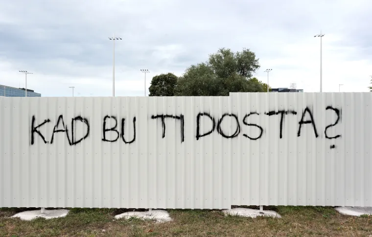 Na ogradi budućeg gradili&scaron;ta poslovne zgrade osvanule poruke upućene zagrebačkom gradonačelniku
