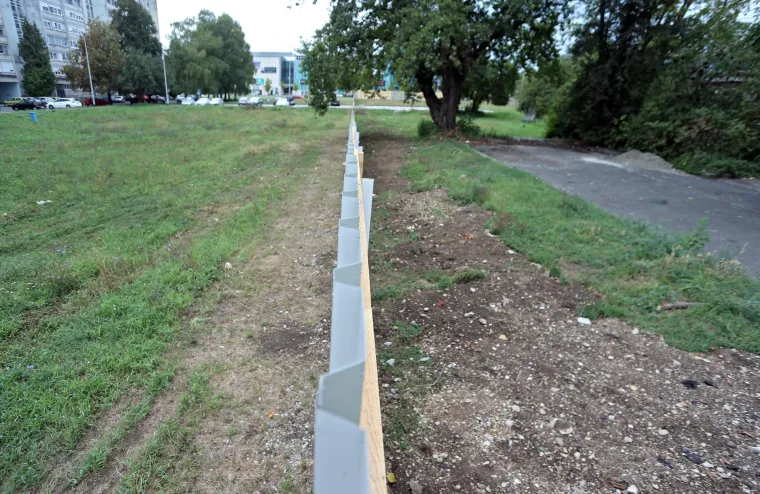 Na ogradi budućeg gradili&scaron;ta poslovne zgrade osvanule poruke upućene zagrebačkom gradonačelniku