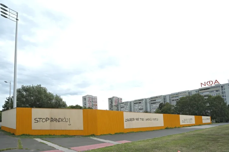 Na ogradi budućeg gradili&scaron;ta poslovne zgrade osvanule poruke upućene zagrebačkom gradonačelniku