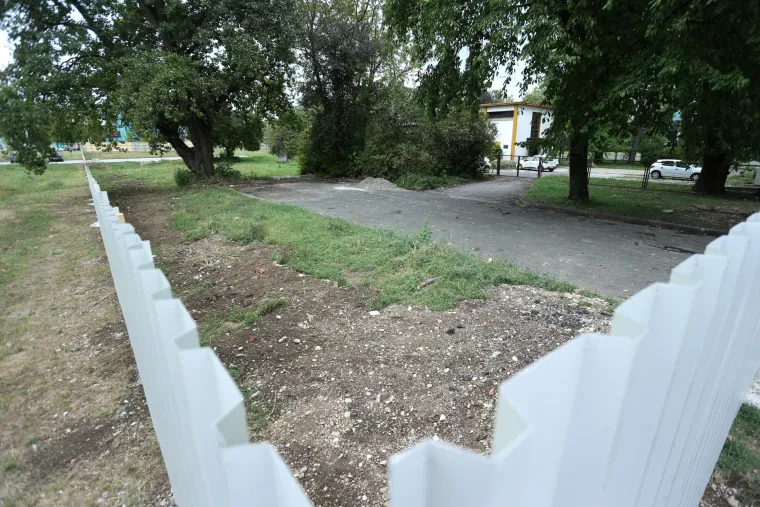 Na ogradi budućeg gradili&scaron;ta poslovne zgrade osvanule poruke upućene zagrebačkom gradonačelniku