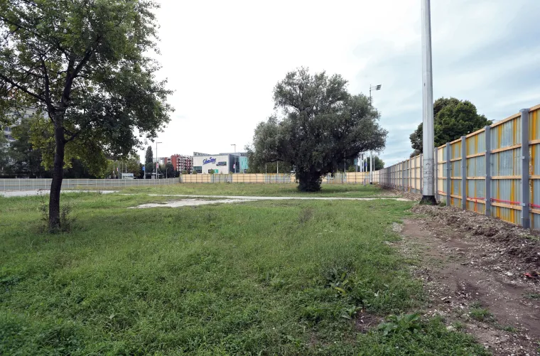 Na ogradi budućeg gradili&scaron;ta poslovne zgrade osvanule poruke upućene zagrebačkom gradonačelniku