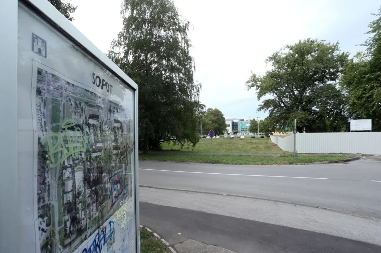 Na ogradi budućeg gradili&scaron;ta poslovne zgrade osvanule poruke upućene zagrebačkom gradonačelniku