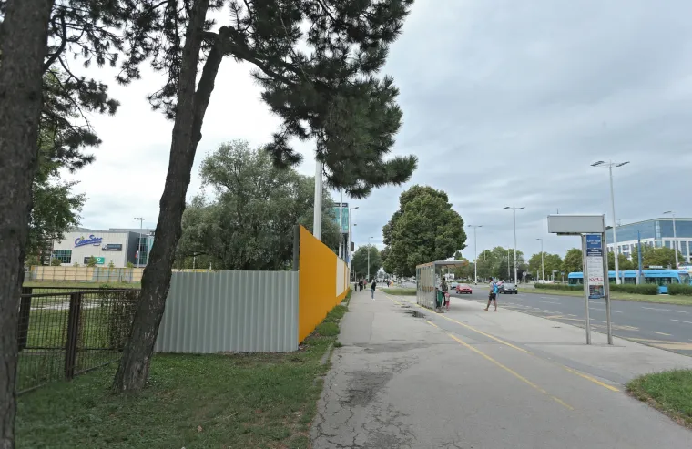 Na ogradi budućeg gradili&scaron;ta poslovne zgrade osvanule poruke upućene zagrebačkom gradonačelniku