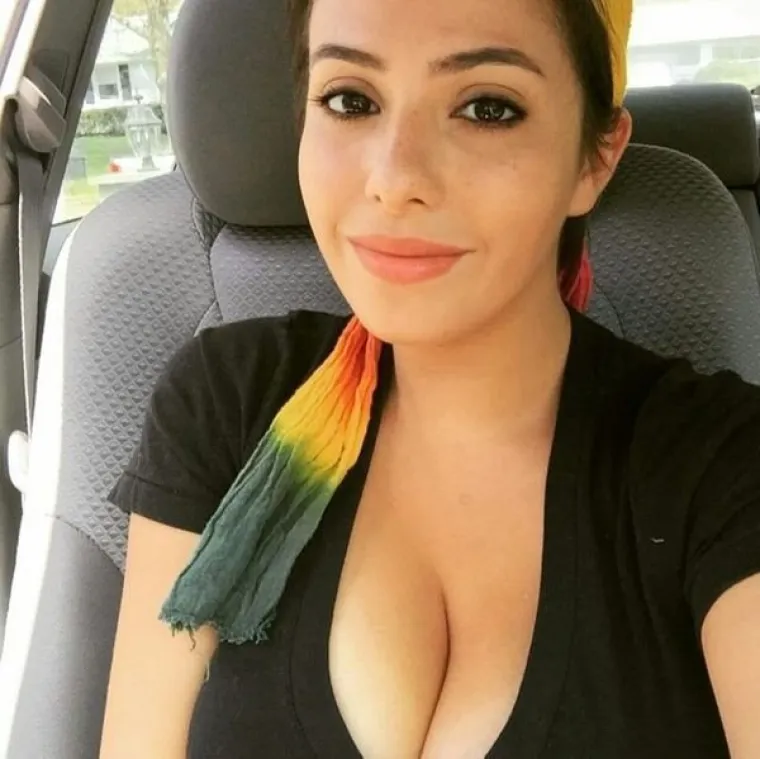 BISTE LI IH VOLJELI PROVOZATI? Seksi djevojke zapele u prometnoj gužvi pa su odlučile pokazati svoje zračne jastuke