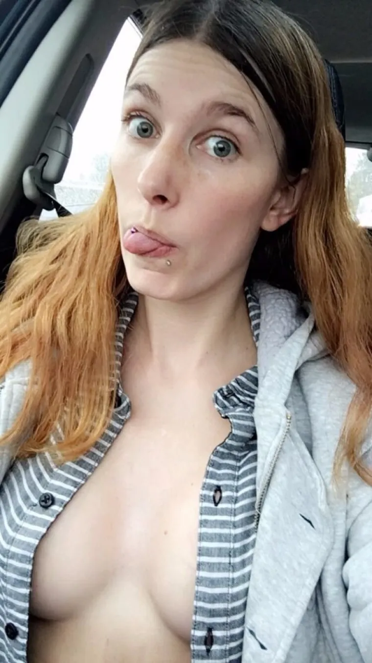 BISTE LI IH VOLJELI PROVOZATI? Seksi djevojke zapele u prometnoj gužvi pa su odlučile pokazati svoje zračne jastuke