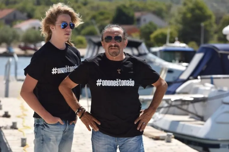 NI BURA IH NIJE SPRIJEČILA DA SE ZABAVLJAJU: Željko Bebek i obitelj nisu mogli isploviti pa su pronašli zanimaciju na brodu