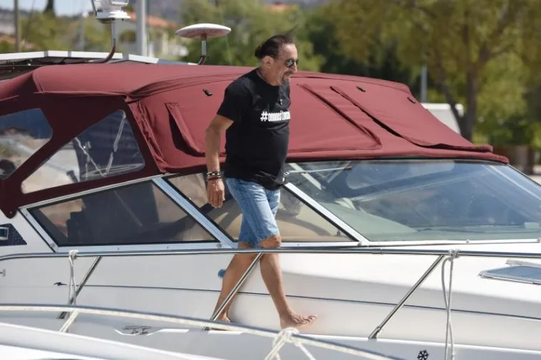 NI BURA IH NIJE SPRIJEČILA DA SE ZABAVLJAJU: Željko Bebek i obitelj nisu mogli isploviti pa su pronašli zanimaciju na brodu