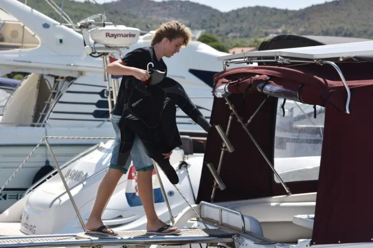 NI BURA IH NIJE SPRIJEČILA DA SE ZABAVLJAJU: Željko Bebek i obitelj nisu mogli isploviti pa su pronašli zanimaciju na brodu