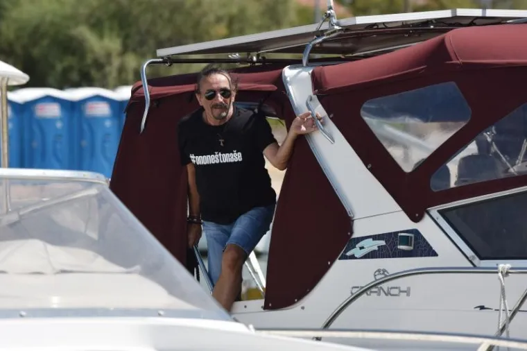 NI BURA IH NIJE SPRIJEČILA DA SE ZABAVLJAJU: Željko Bebek i obitelj nisu mogli isploviti pa su pronašli zanimaciju na brodu