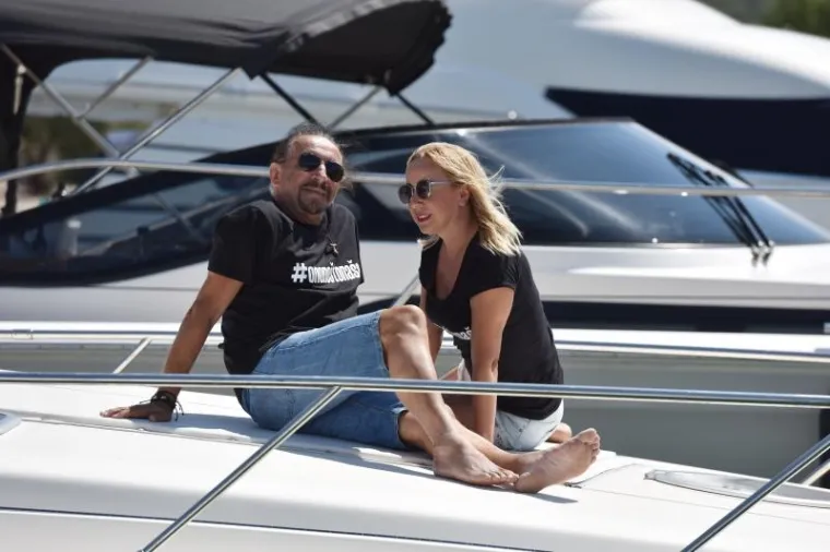 NI BURA IH NIJE SPRIJEČILA DA SE ZABAVLJAJU: Željko Bebek i obitelj nisu mogli isploviti pa su pronašli zanimaciju na brodu