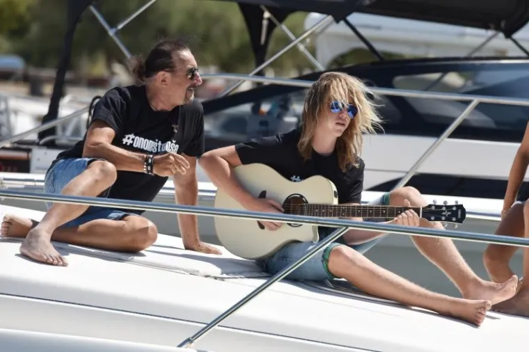 NI BURA IH NIJE SPRIJEČILA DA SE ZABAVLJAJU: Željko Bebek i obitelj nisu mogli isploviti pa su pronašli zanimaciju na brodu