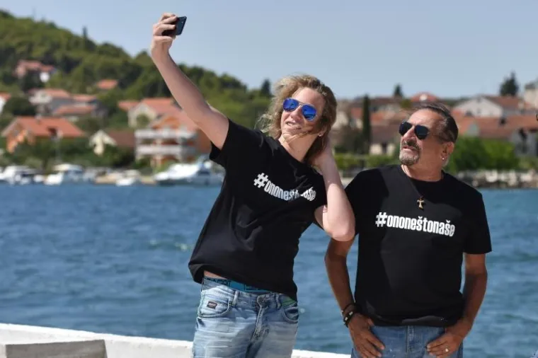 NI BURA IH NIJE SPRIJEČILA DA SE ZABAVLJAJU: Željko Bebek i obitelj nisu mogli isploviti pa su pronašli zanimaciju na brodu