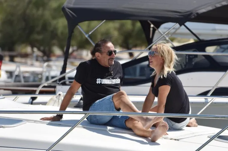 NI BURA IH NIJE SPRIJEČILA DA SE ZABAVLJAJU: Željko Bebek i obitelj nisu mogli isploviti pa su prona&scaron;li zanimaciju na brodu