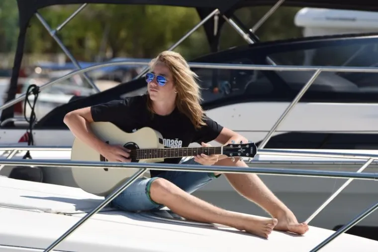 NI BURA IH NIJE SPRIJEČILA DA SE ZABAVLJAJU: Željko Bebek i obitelj nisu mogli isploviti pa su prona&scaron;li zanimaciju na brodu