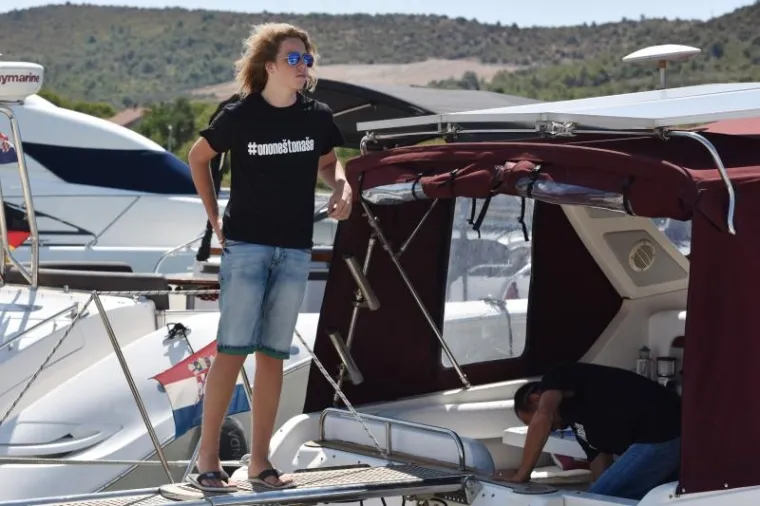 NI BURA IH NIJE SPRIJEČILA DA SE ZABAVLJAJU: Željko Bebek i obitelj nisu mogli isploviti pa su prona&scaron;li zanimaciju na brodu