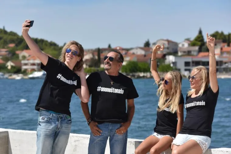 S pjevačem su bili supruga Ružica te djeca Zvonimir i Katarina.