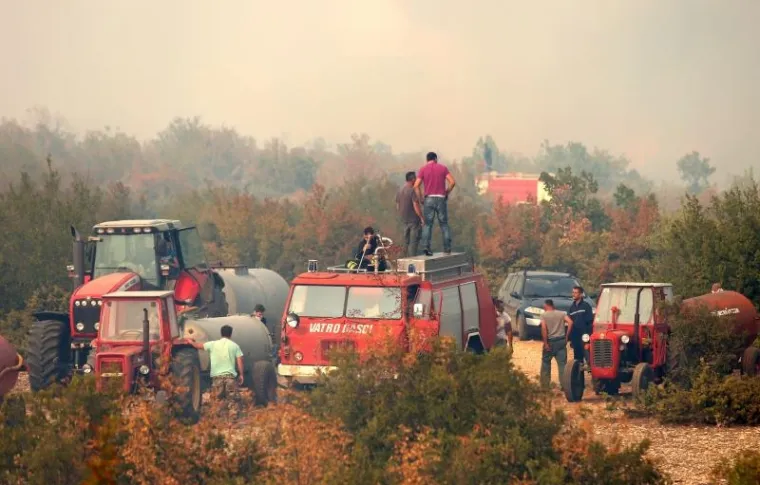 POŽAR KOD BENKOVCA: Gori &scaron;umski teren u selu Bulić u sastavu grada Benkovca