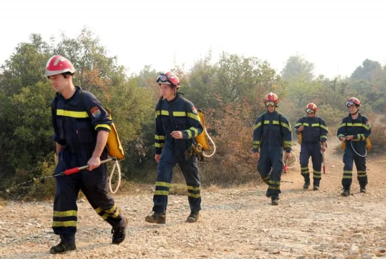POŽAR KOD BENKOVCA: Gori &scaron;umski teren u selu Bulić u sastavu grada Benkovca