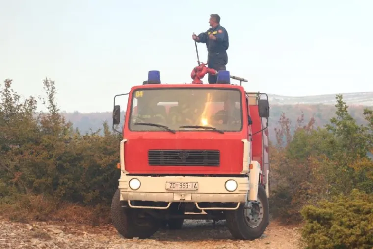 POŽAR KOD BENKOVCA: Gori &scaron;umski teren u selu Bulić u sastavu grada Benkovca