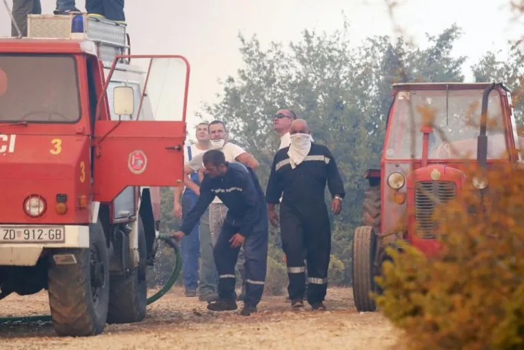POŽAR KOD BENKOVCA: Gori &scaron;umski teren u selu Bulić u sastavu grada Benkovca