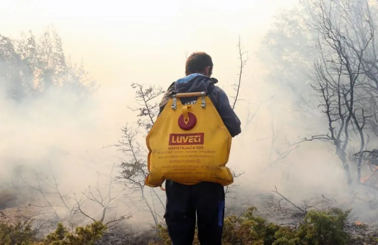 POŽAR KOD BENKOVCA: Gori &scaron;umski teren u selu Bulić u sastavu grada Benkovca