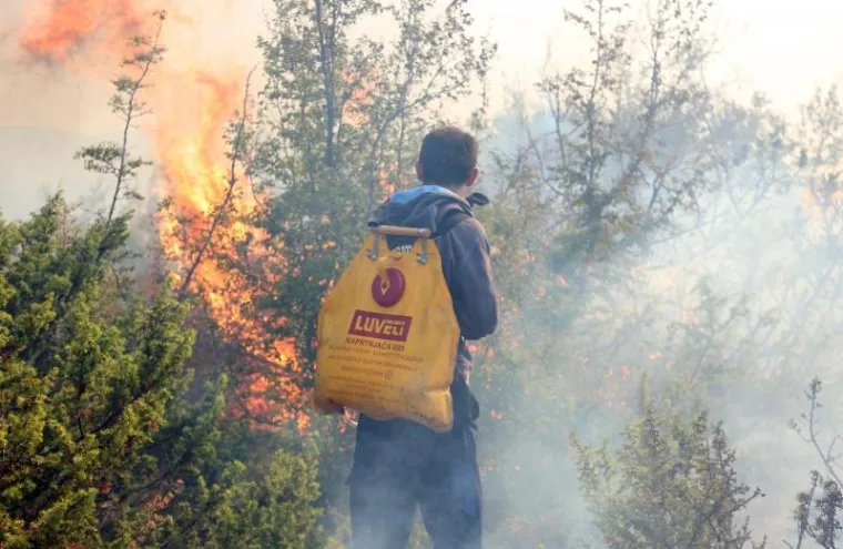 POŽAR KOD BENKOVCA: Gori &scaron;umski teren u selu Bulić u sastavu grada Benkovca