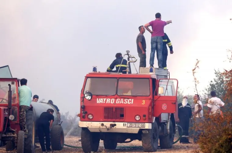 POŽAR KOD BENKOVCA: Gori &scaron;umski teren u selu Bulić u sastavu grada Benkovca