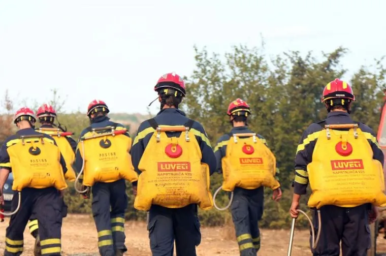 POŽAR KOD BENKOVCA: Gori &scaron;umski teren u selu Bulić u sastavu grada Benkovca